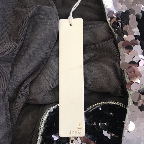 LINE AND DOT SEQUINED SILVER DRESS SIZE SMALL - Picture 4 of 6
